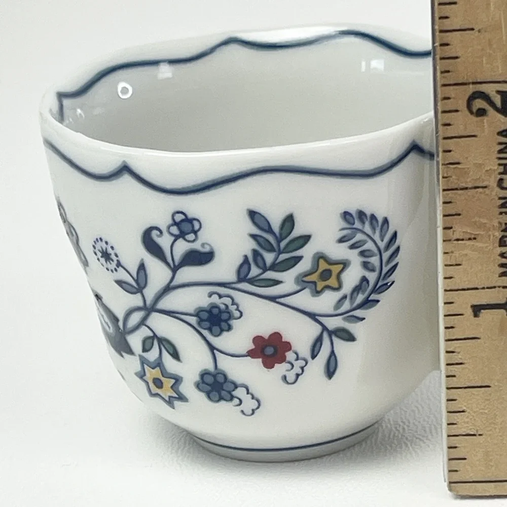 Vintage 1984 Avon European Tradition The Netherlands Demitasse Blue & White Cup